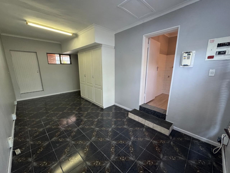 To Let 4 Bedroom Property for Rent in Rouxville Western Cape